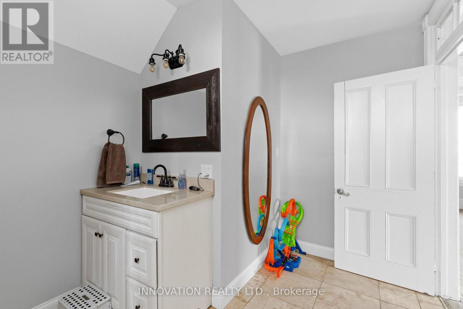 #2 – 348 DONALD B. MUNRO DRIVE, Ottawa. Luxury613. By Peter Sagos - Image 16