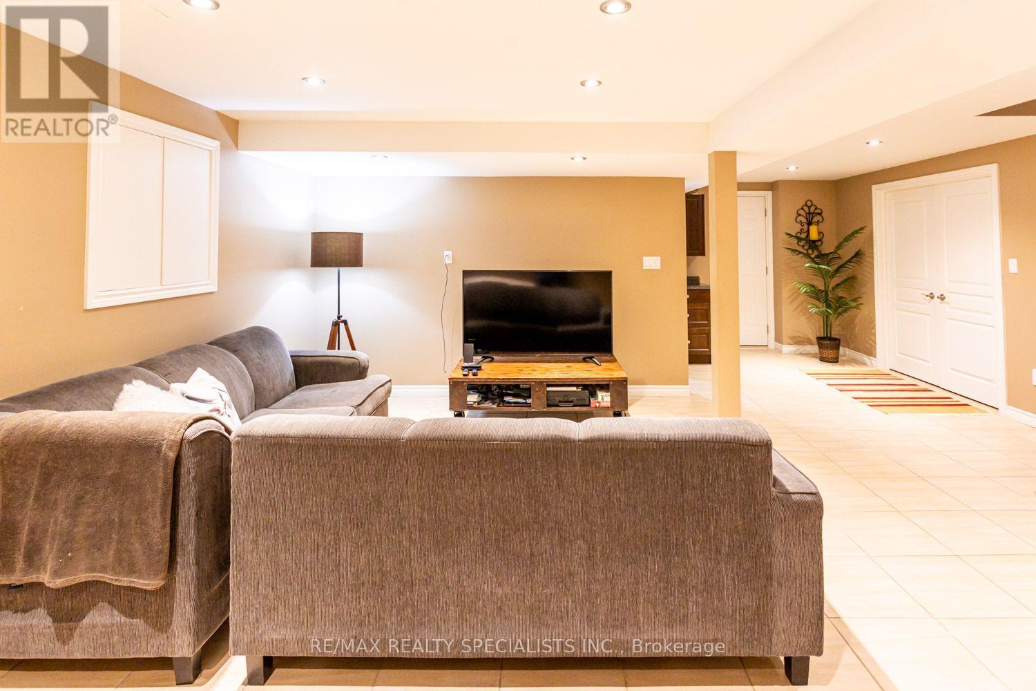 10 SPLIT MAPLE LANE - 40