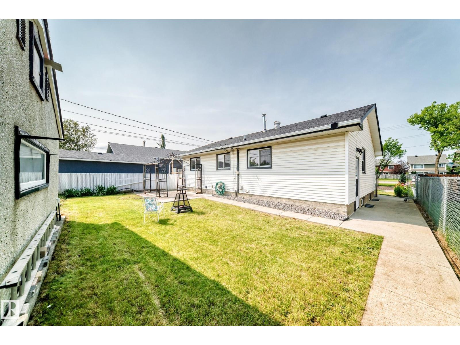 10819 137 AV NW - 37
