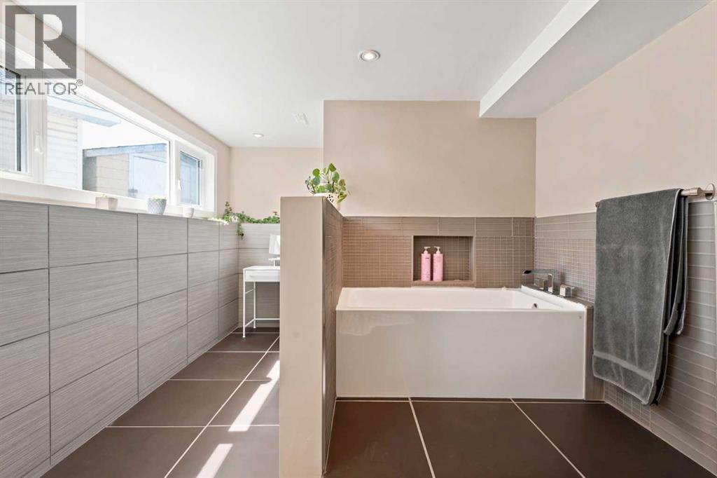 1016 Pensdale Crescent SE - 32