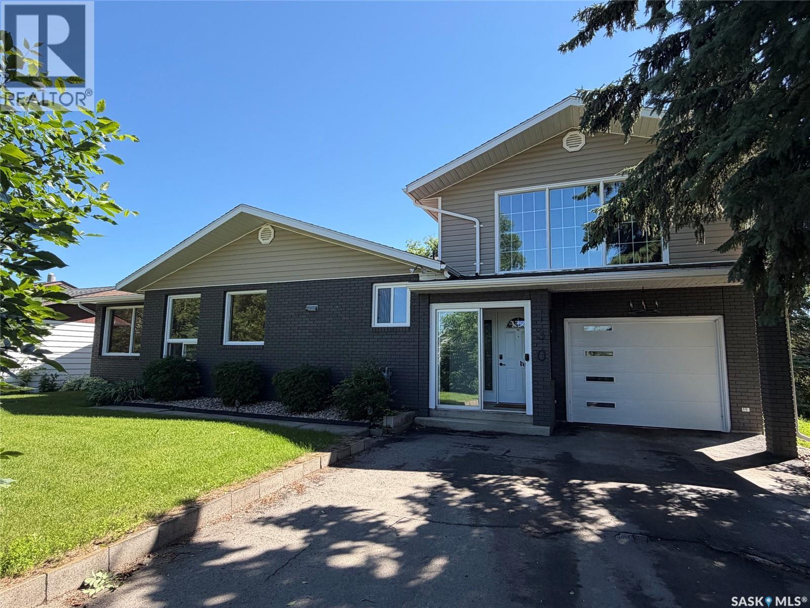 130 Rose AVENUE - 1