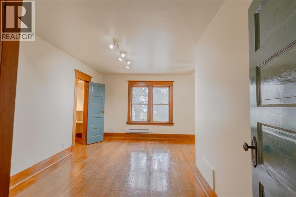 2452 28 Avenue SW - 24