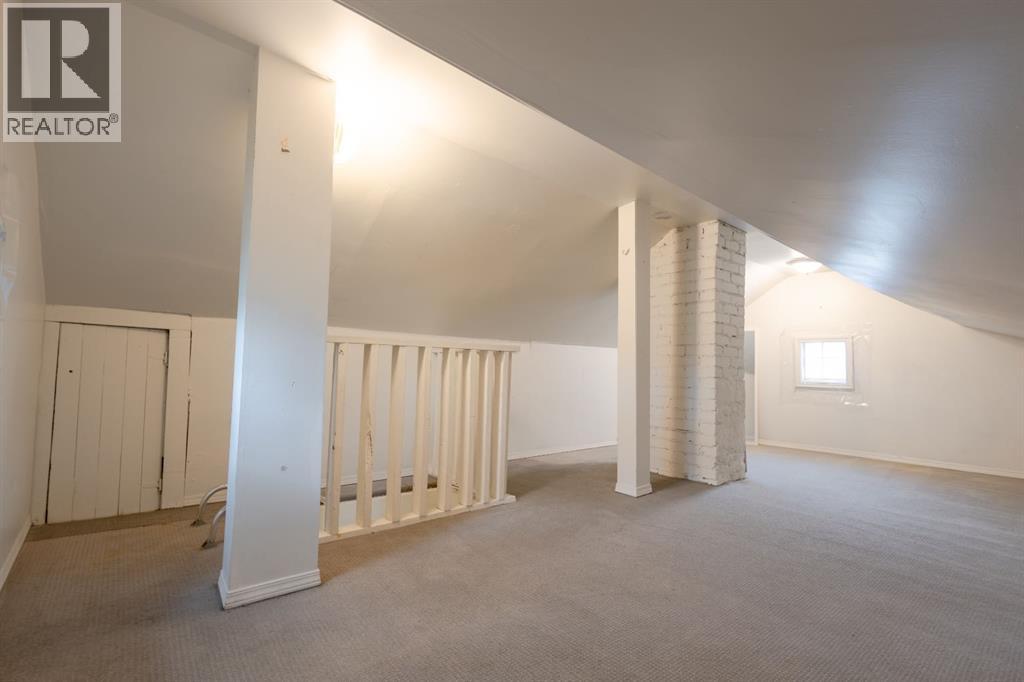 2452 28 Avenue SW - 27