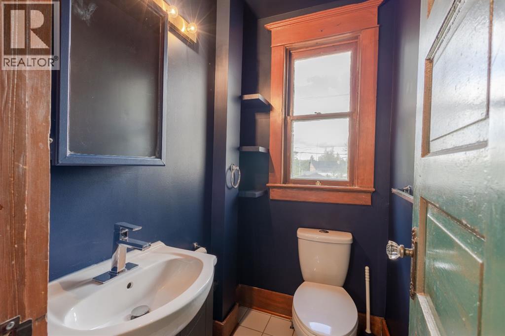 2452 28 Avenue SW - 18