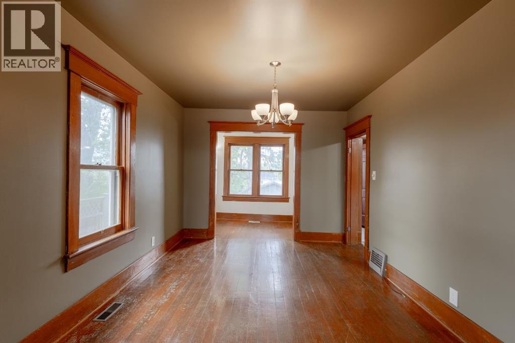2452 28 Avenue SW - 12