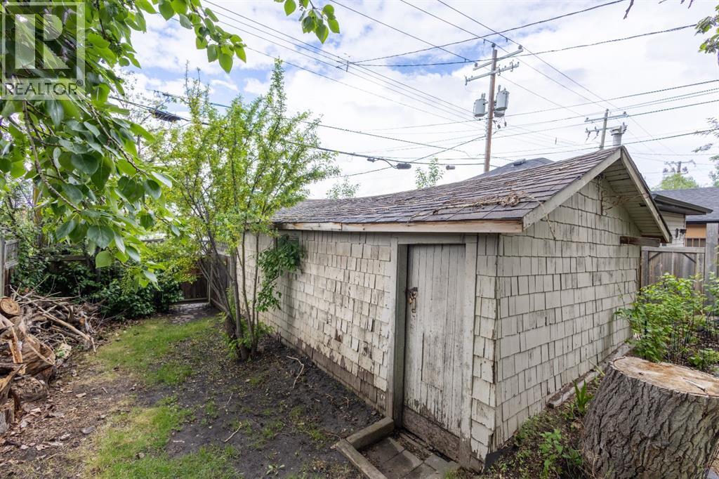 2452 28 Avenue SW - 30