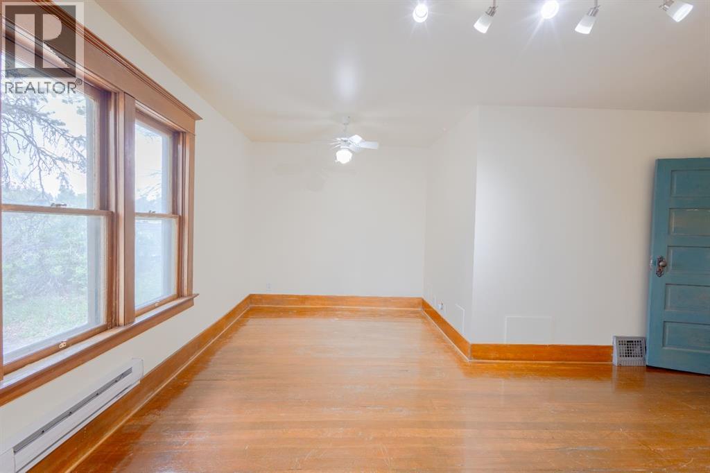 2452 28 Avenue SW - 26