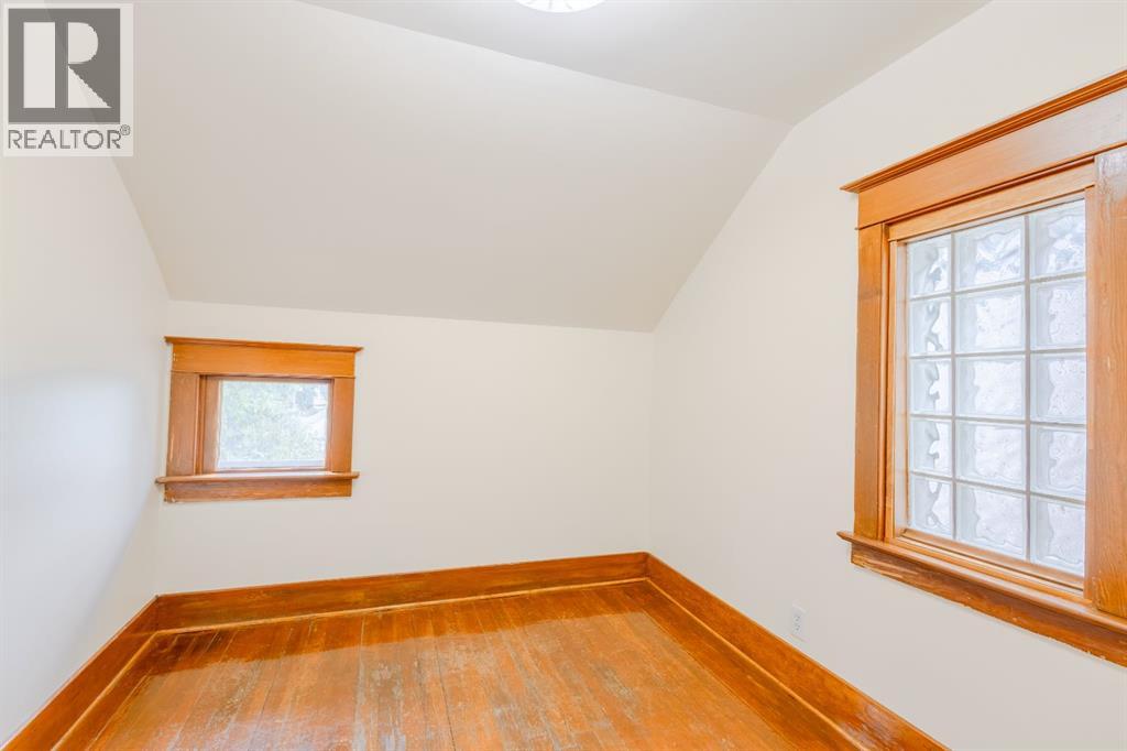 2452 28 Avenue SW - 21