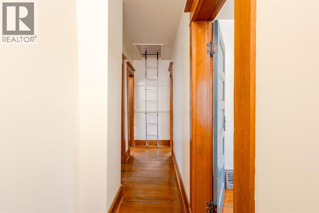 2452 28 Avenue SW - 20