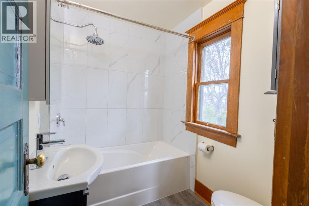 2452 28 Avenue SW - 22