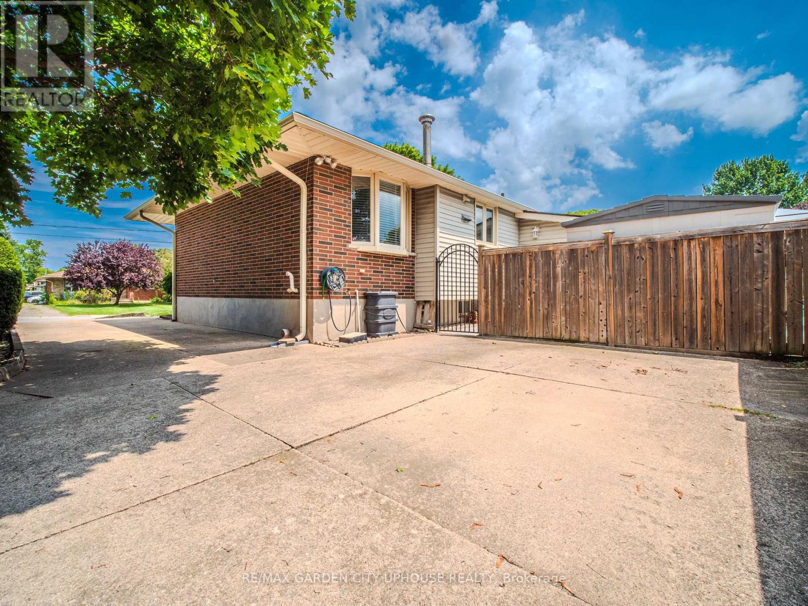 2 CROYDON DRIVE - 27