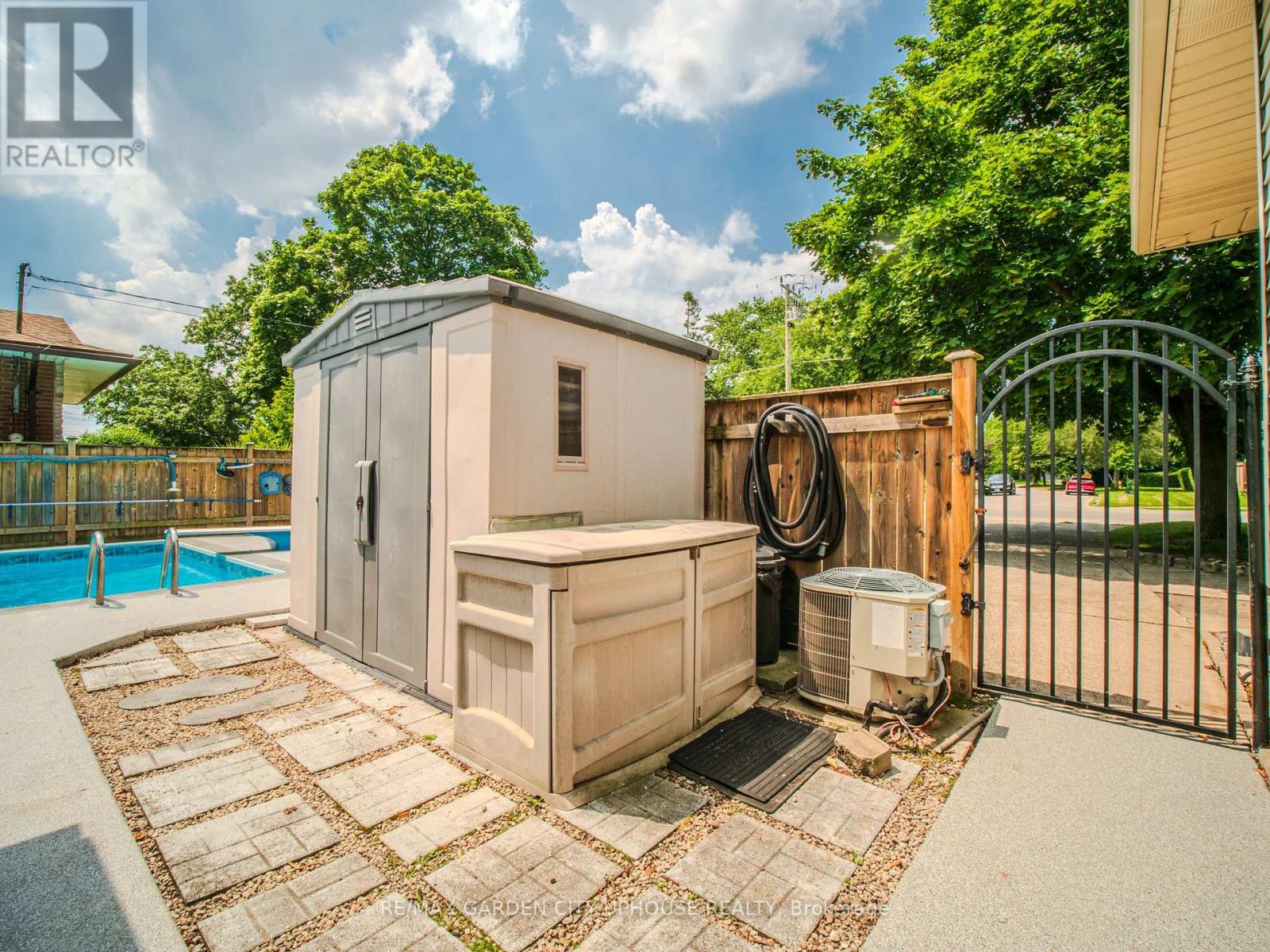 2 CROYDON DRIVE - 28