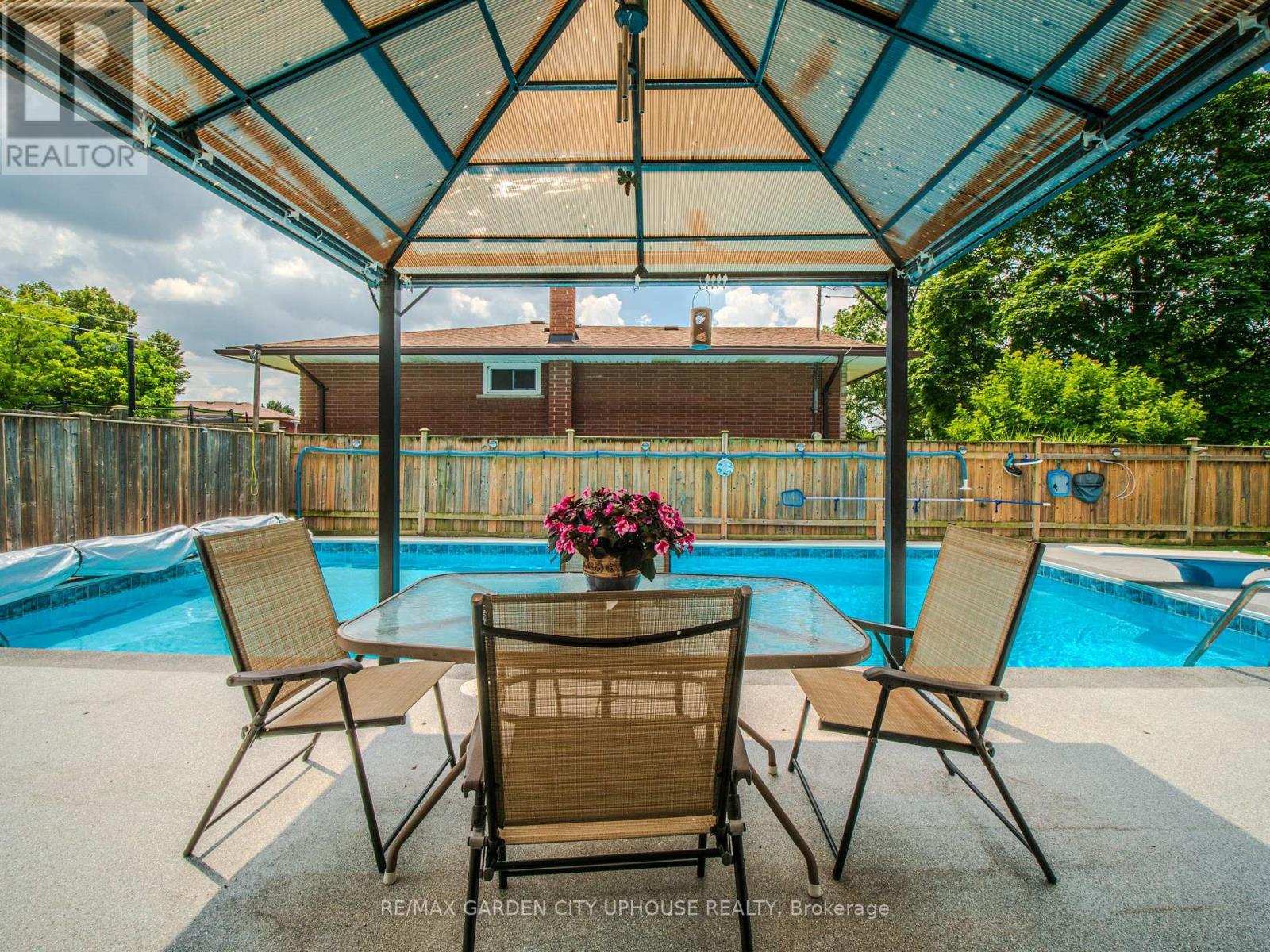2 CROYDON DRIVE - 32