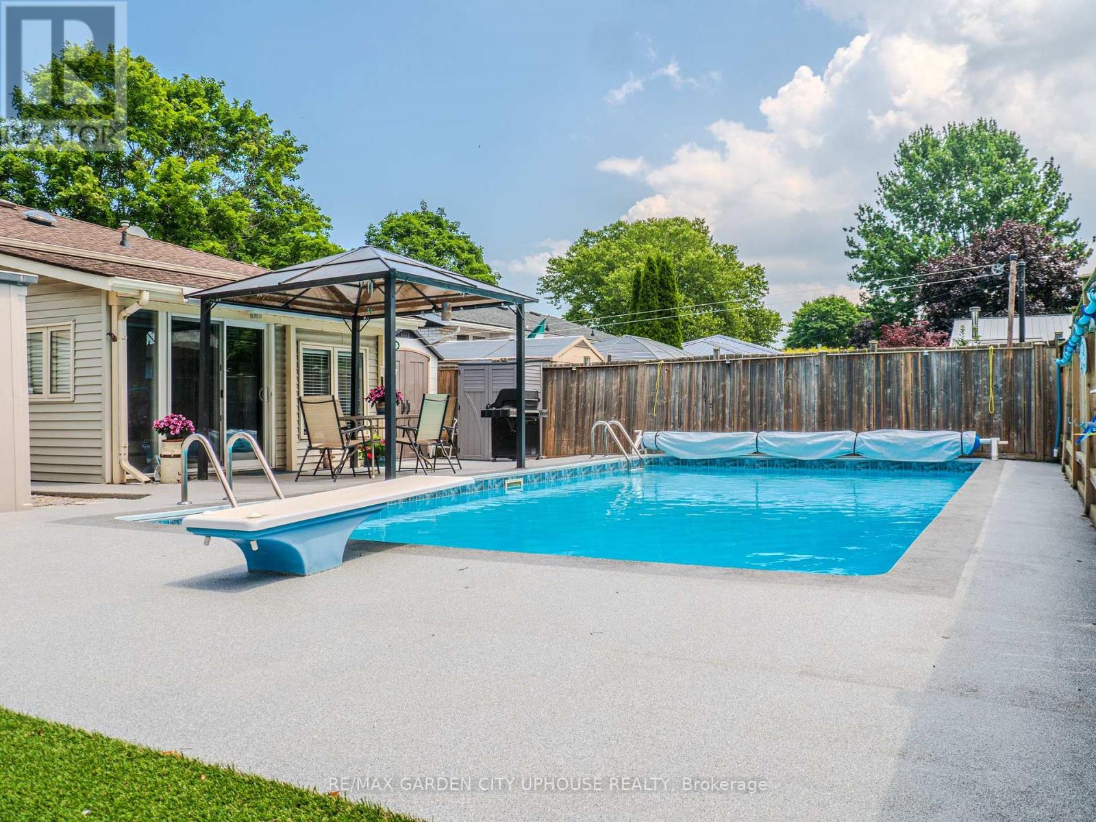 2 CROYDON DRIVE - 33