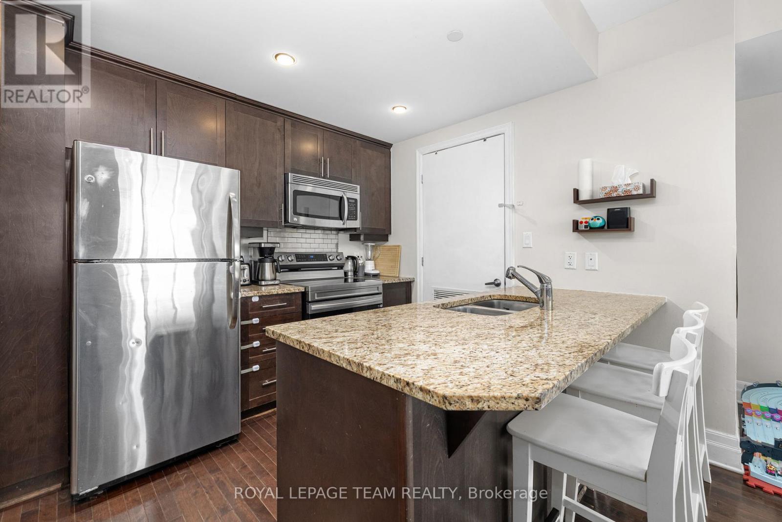 #212 950 MARGUERITE AVENUE - 13