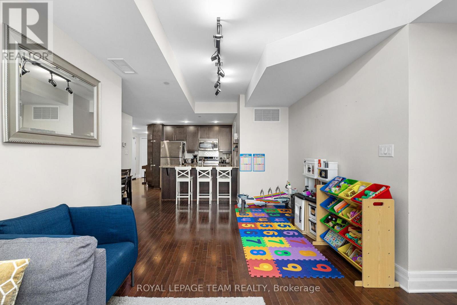#212 950 MARGUERITE AVENUE - 21