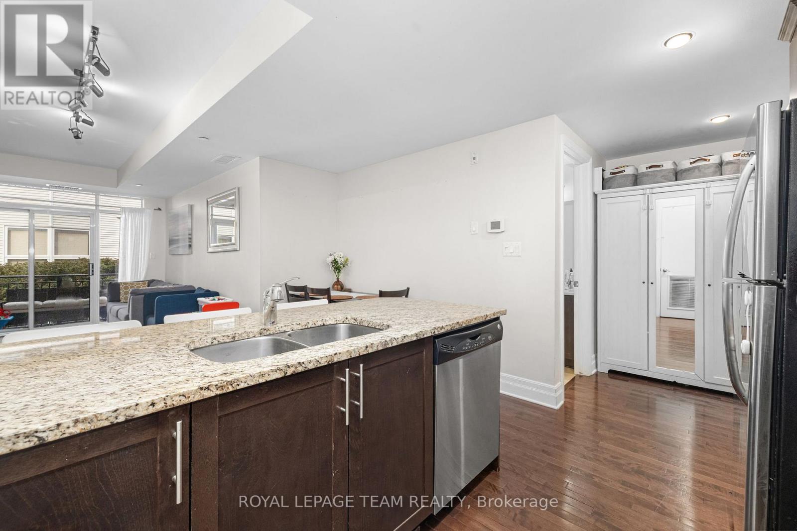 #212 950 MARGUERITE AVENUE - 10