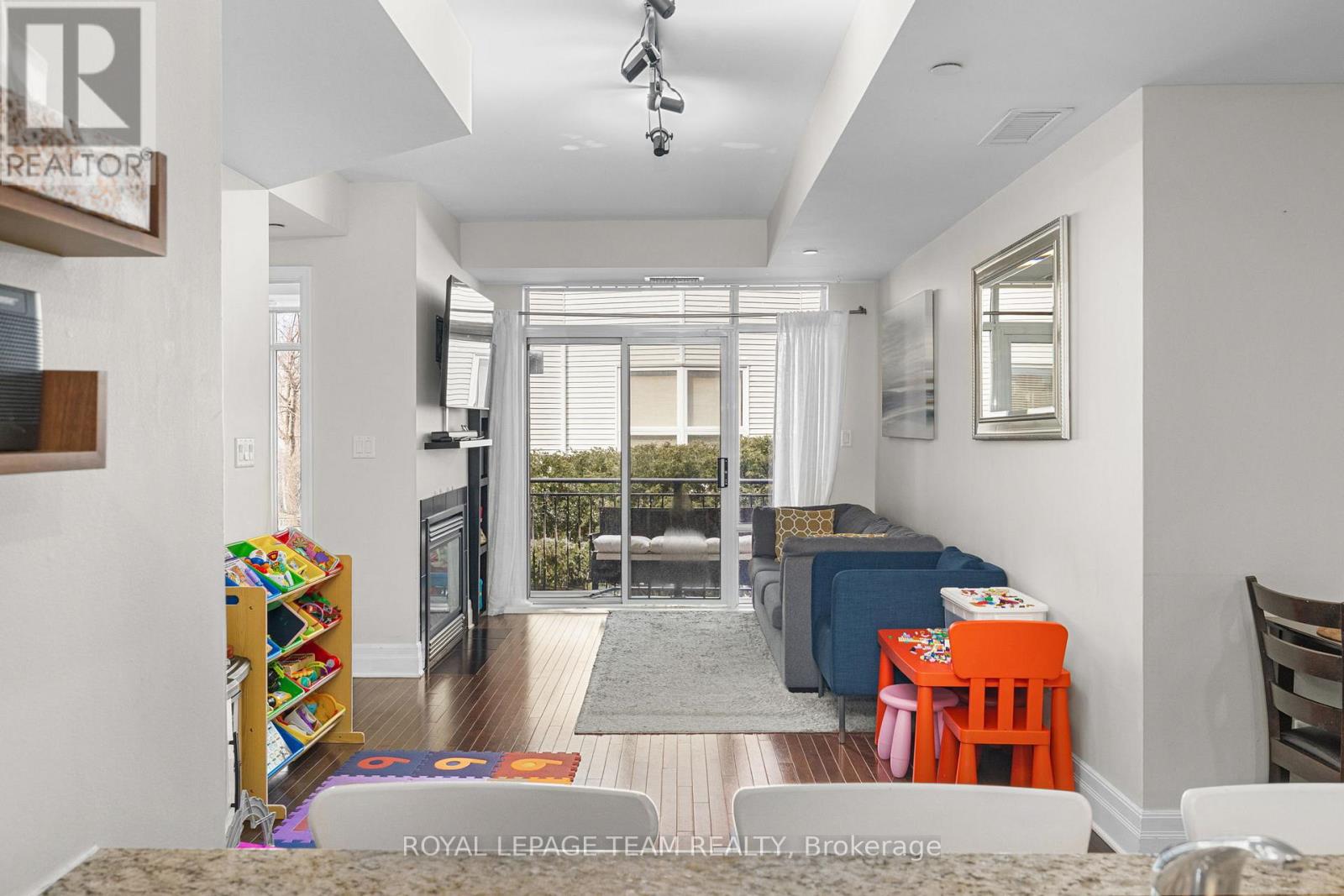 #212 950 MARGUERITE AVENUE - 19
