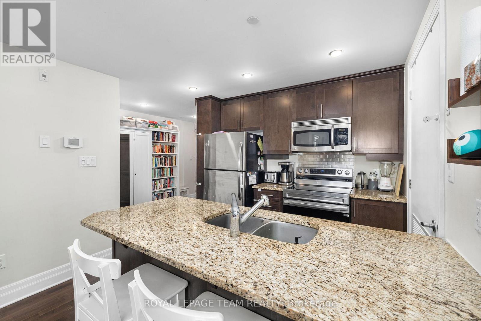 #212 950 MARGUERITE AVENUE - 15