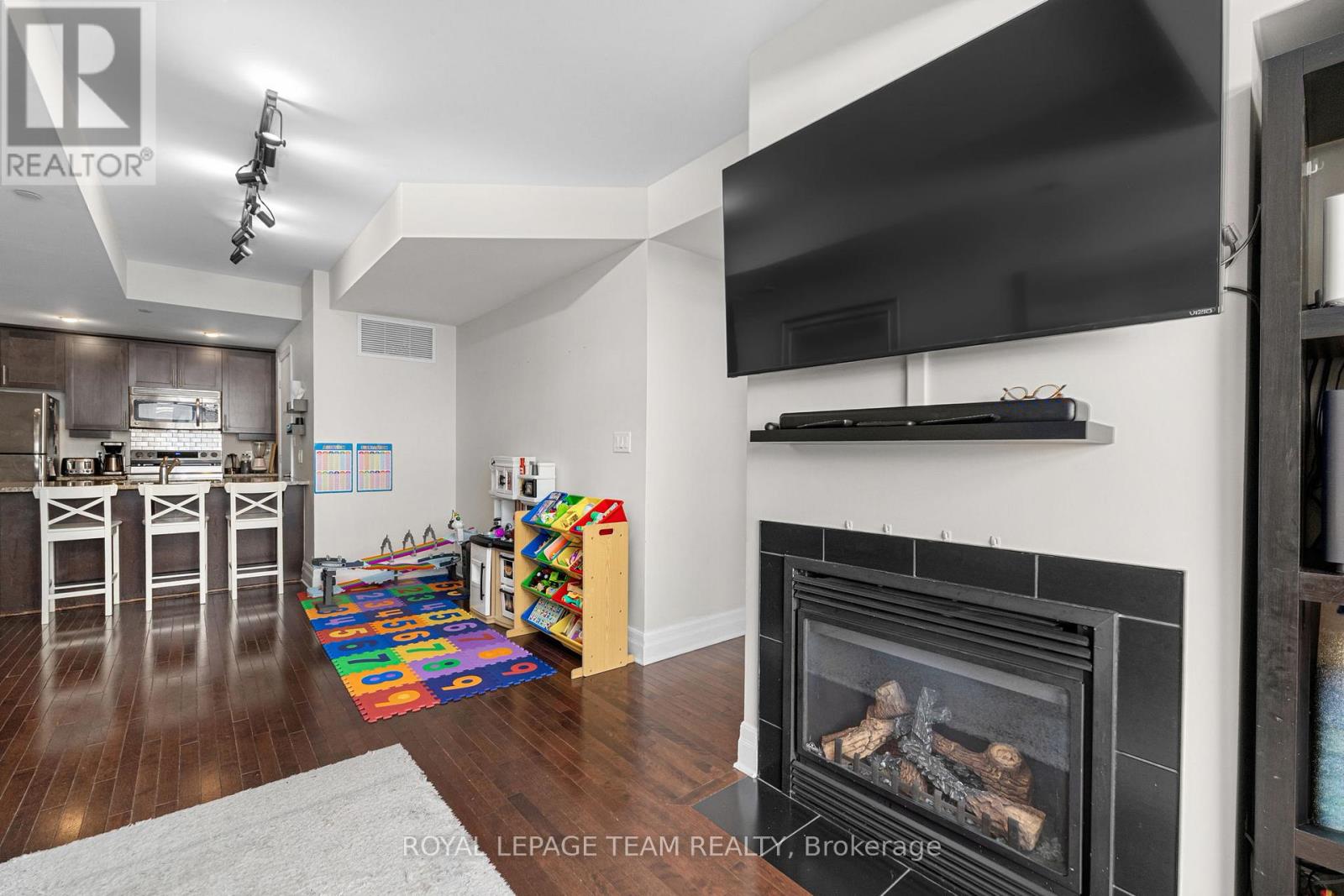 #212 950 MARGUERITE AVENUE - 22