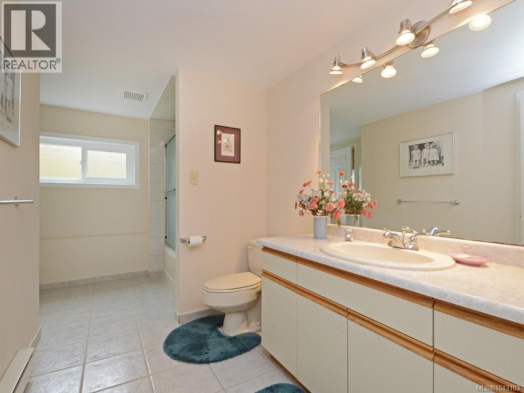 1055 Thistlewood Dr - 25