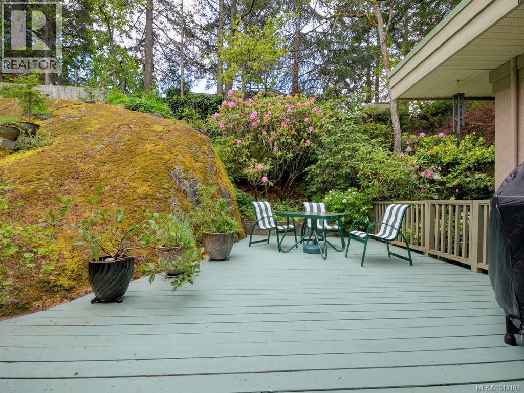 1055 Thistlewood Dr - 32