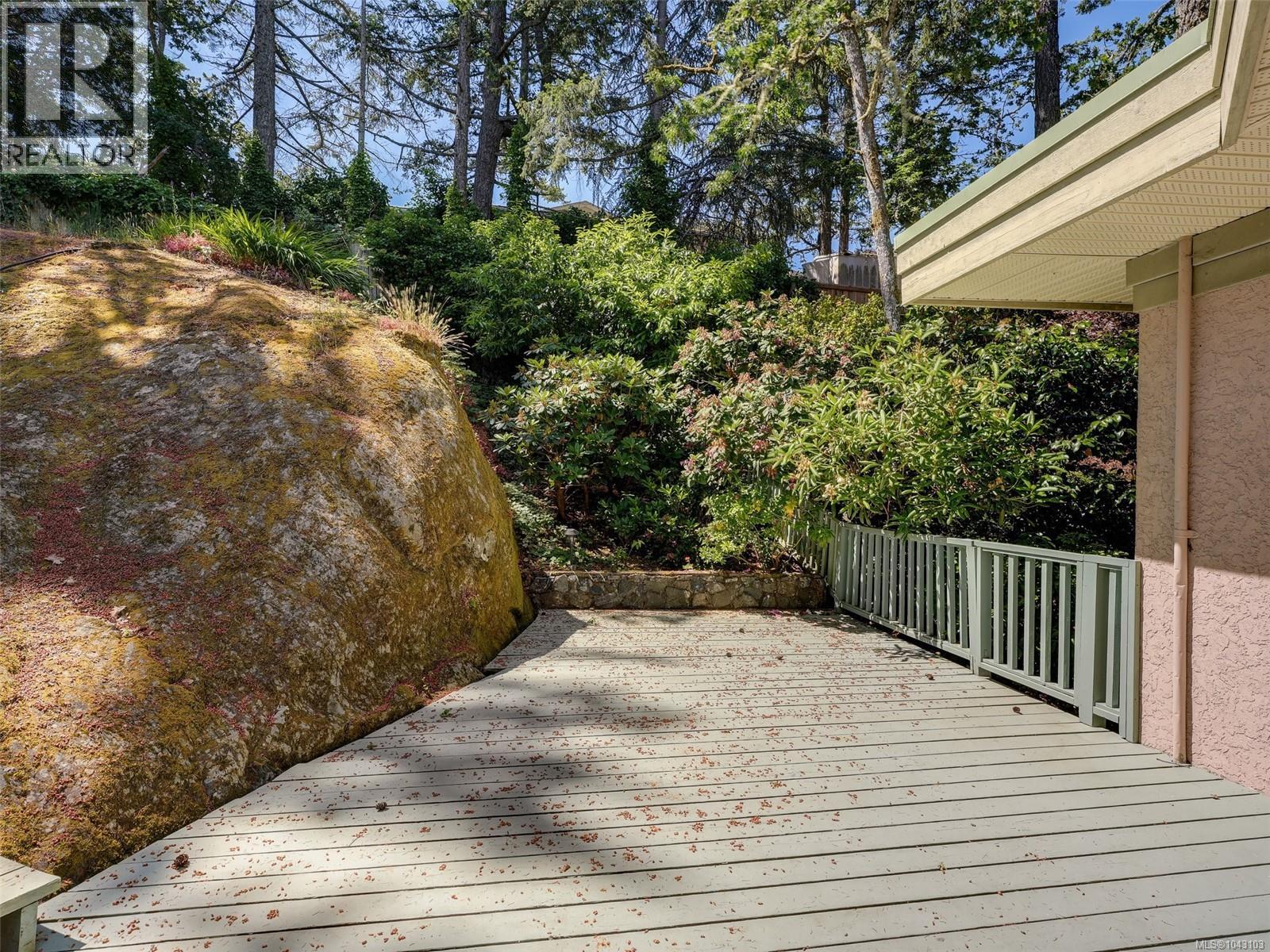 1055 Thistlewood Dr - 35