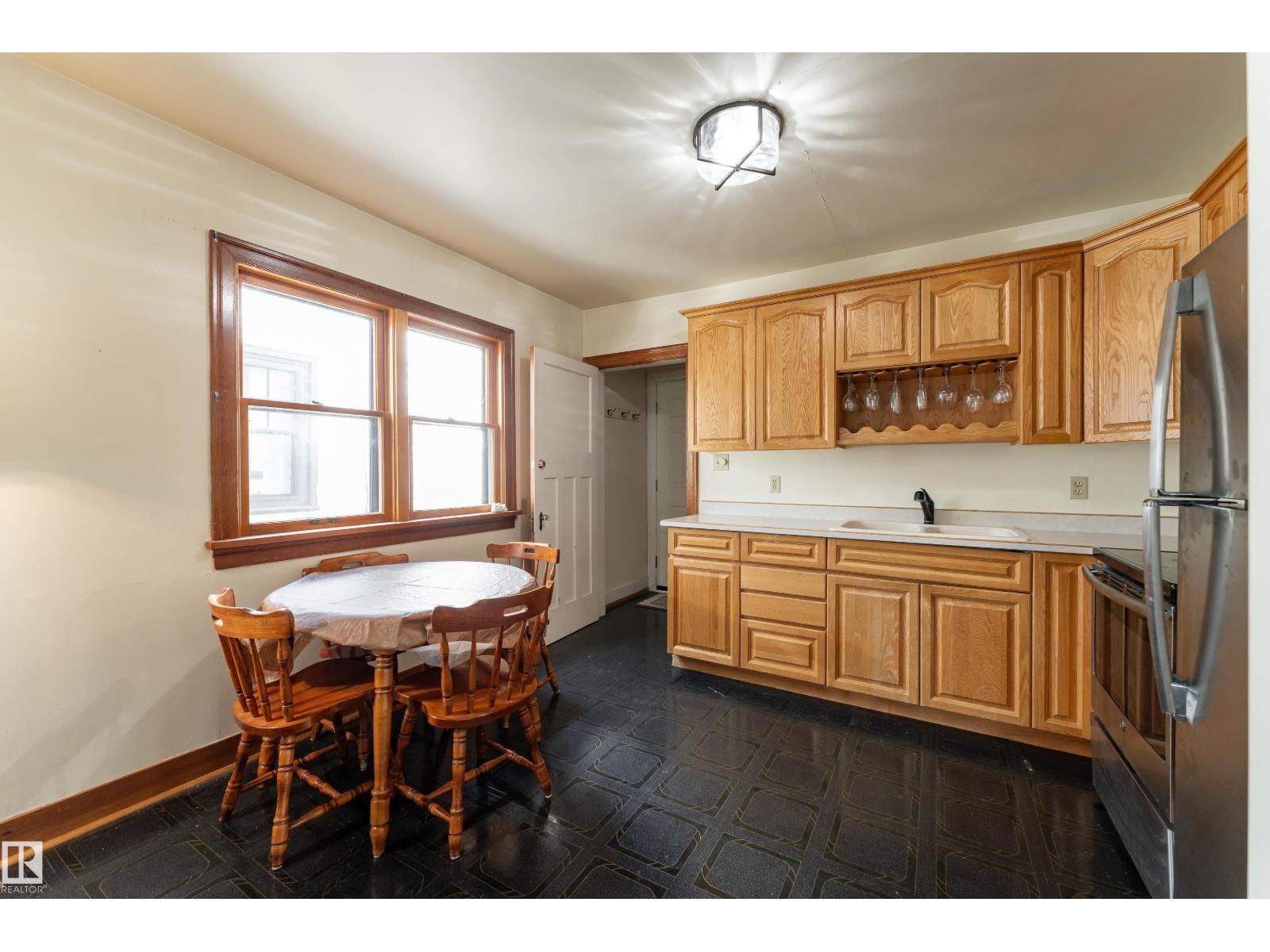 11108 81 AV NW - 10