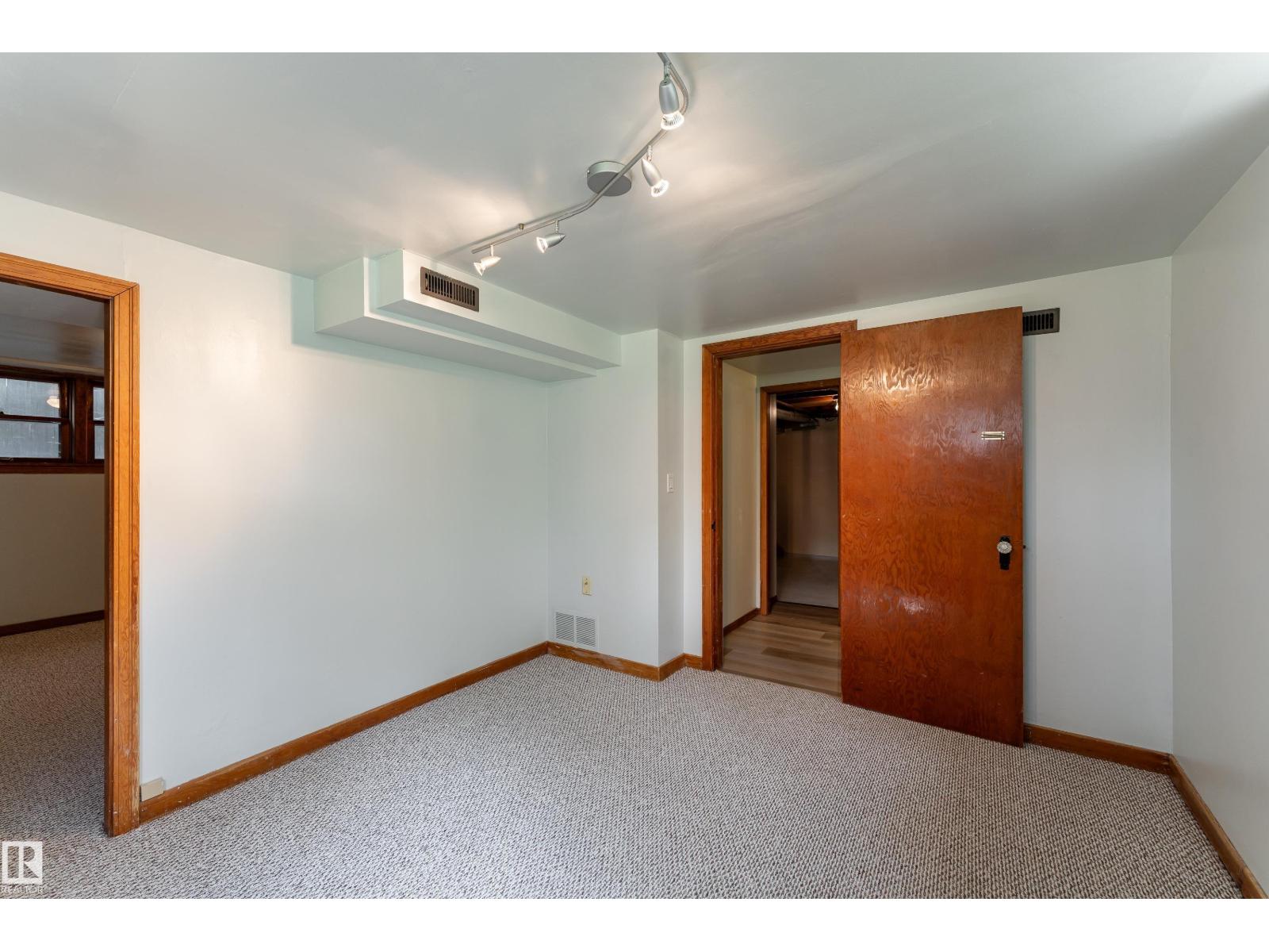 11108 81 AV NW - 29