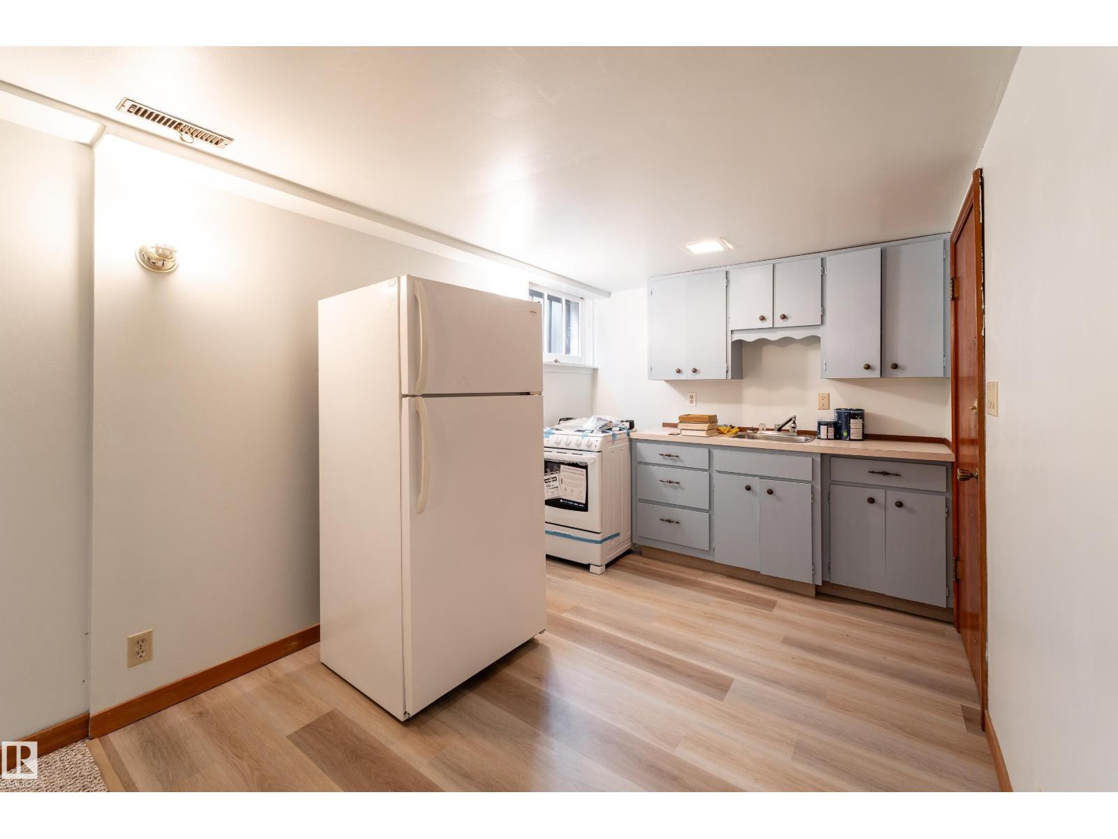 11108 81 AV NW - 26