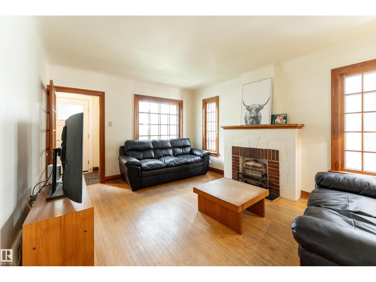 11108 81 AV NW - 8