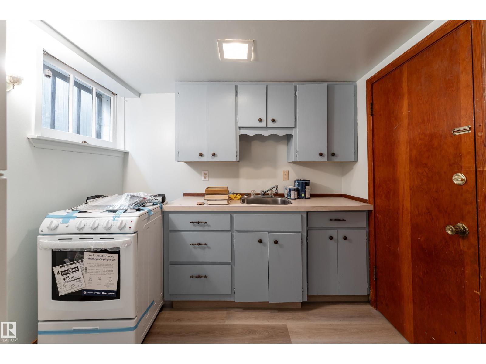 11108 81 AV NW - 27