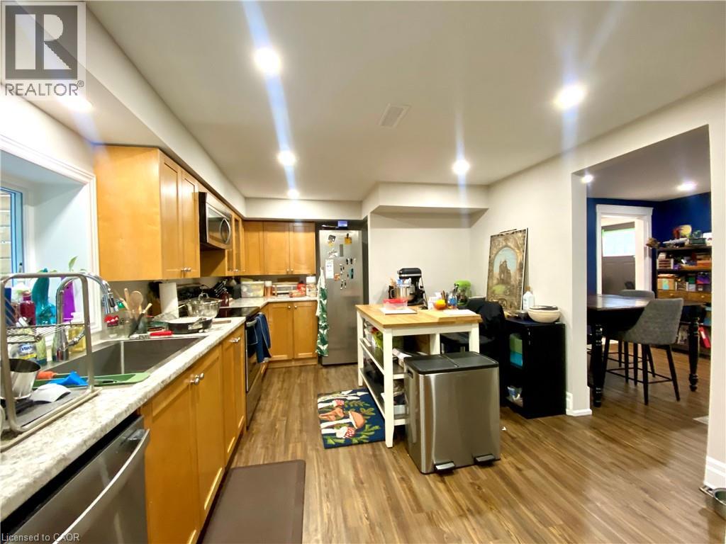 358 DUNDAS Street E - 12