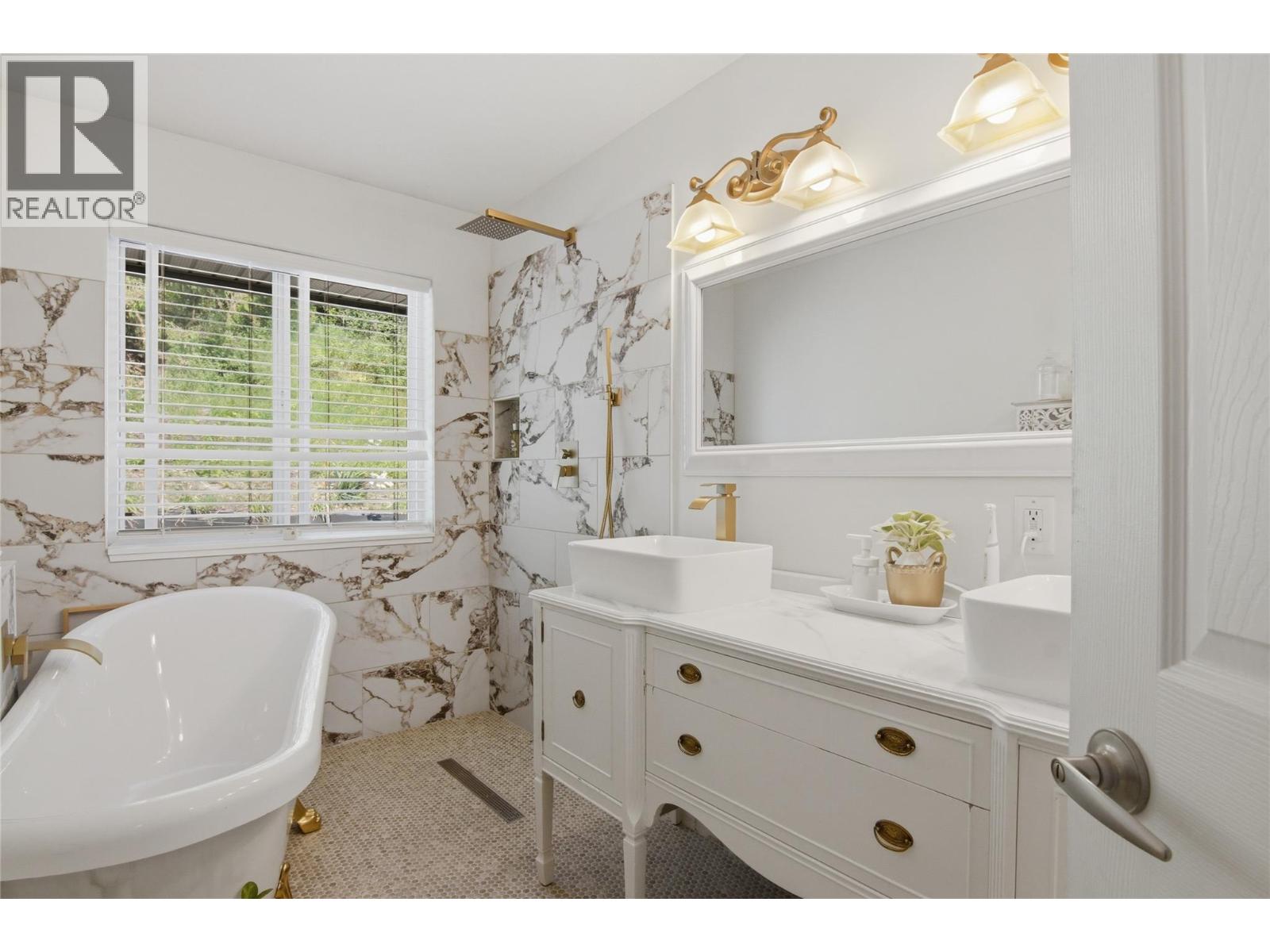  2529 Parkdale Place, Blind Bay