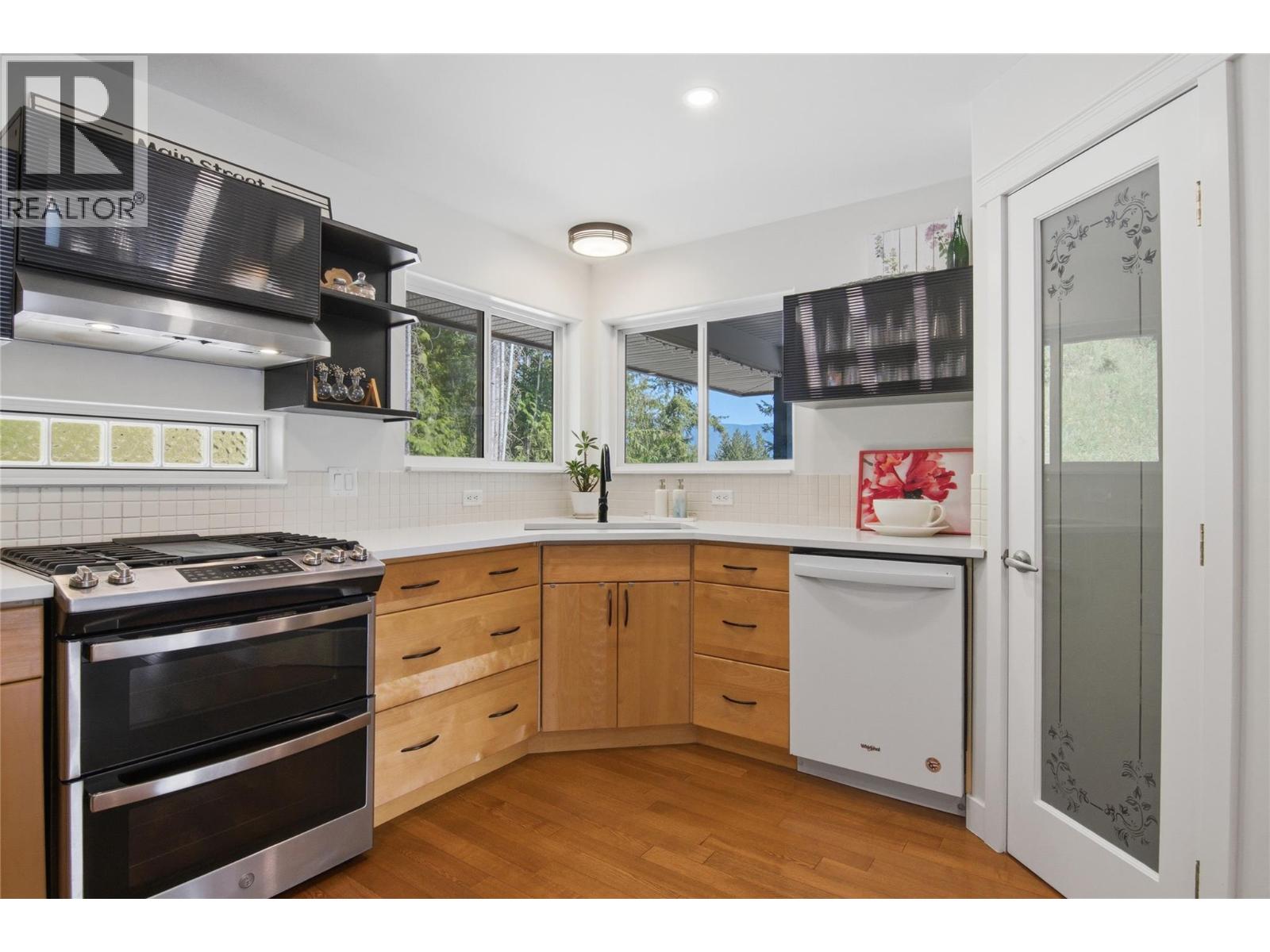  2529 Parkdale Place, Blind Bay