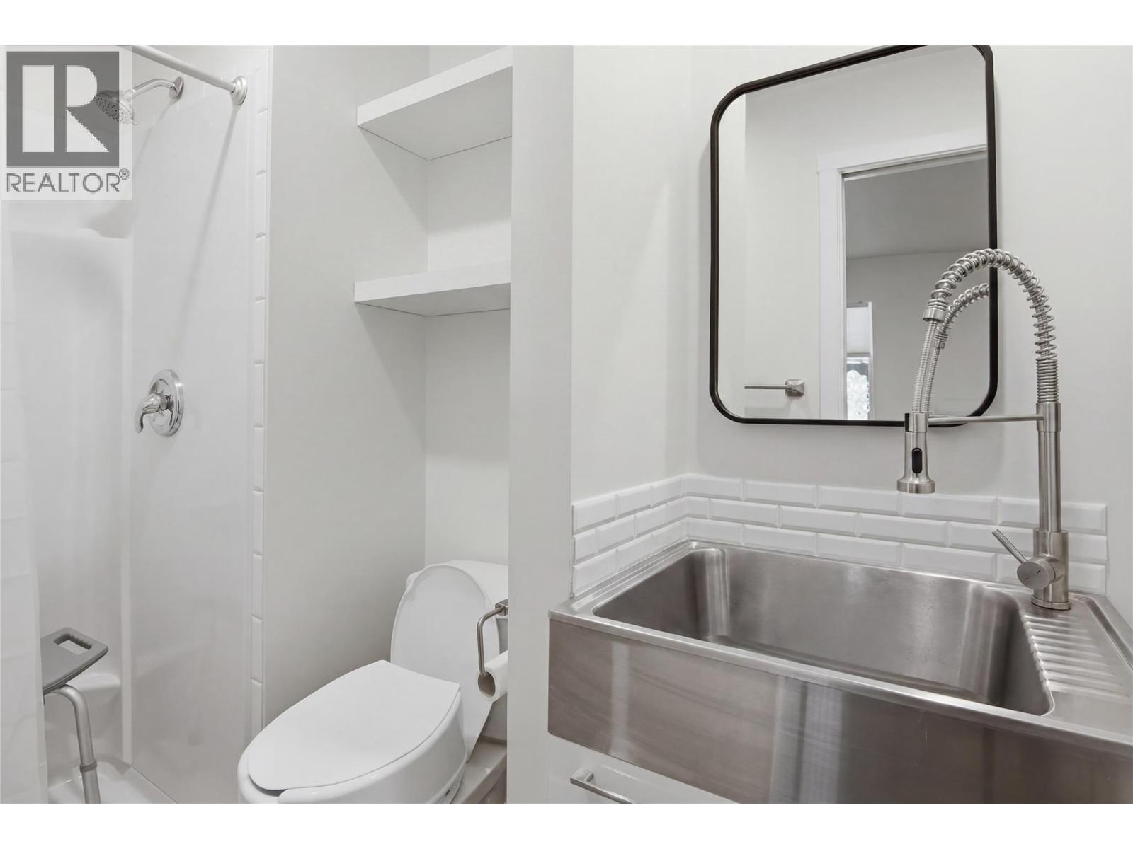  2529 Parkdale Place, Blind Bay