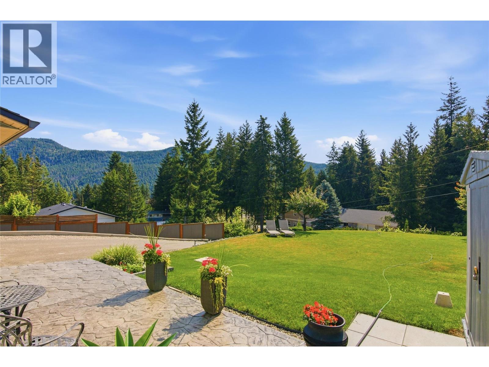  2529 Parkdale Place, Blind Bay