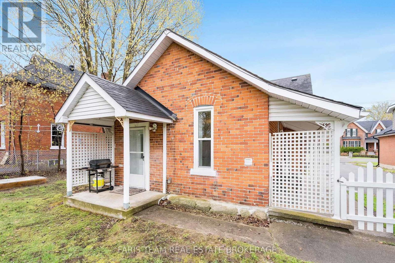 53 BURTON AVENUE - 33