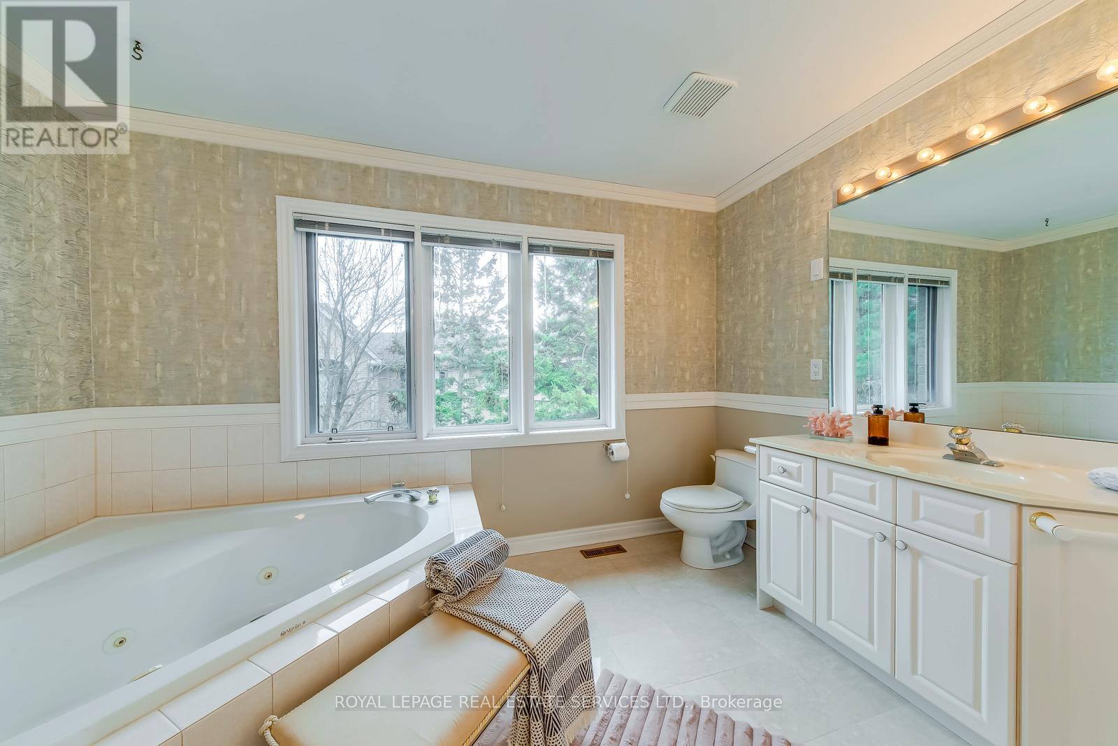 175 LA ROSE AVENUE - 23