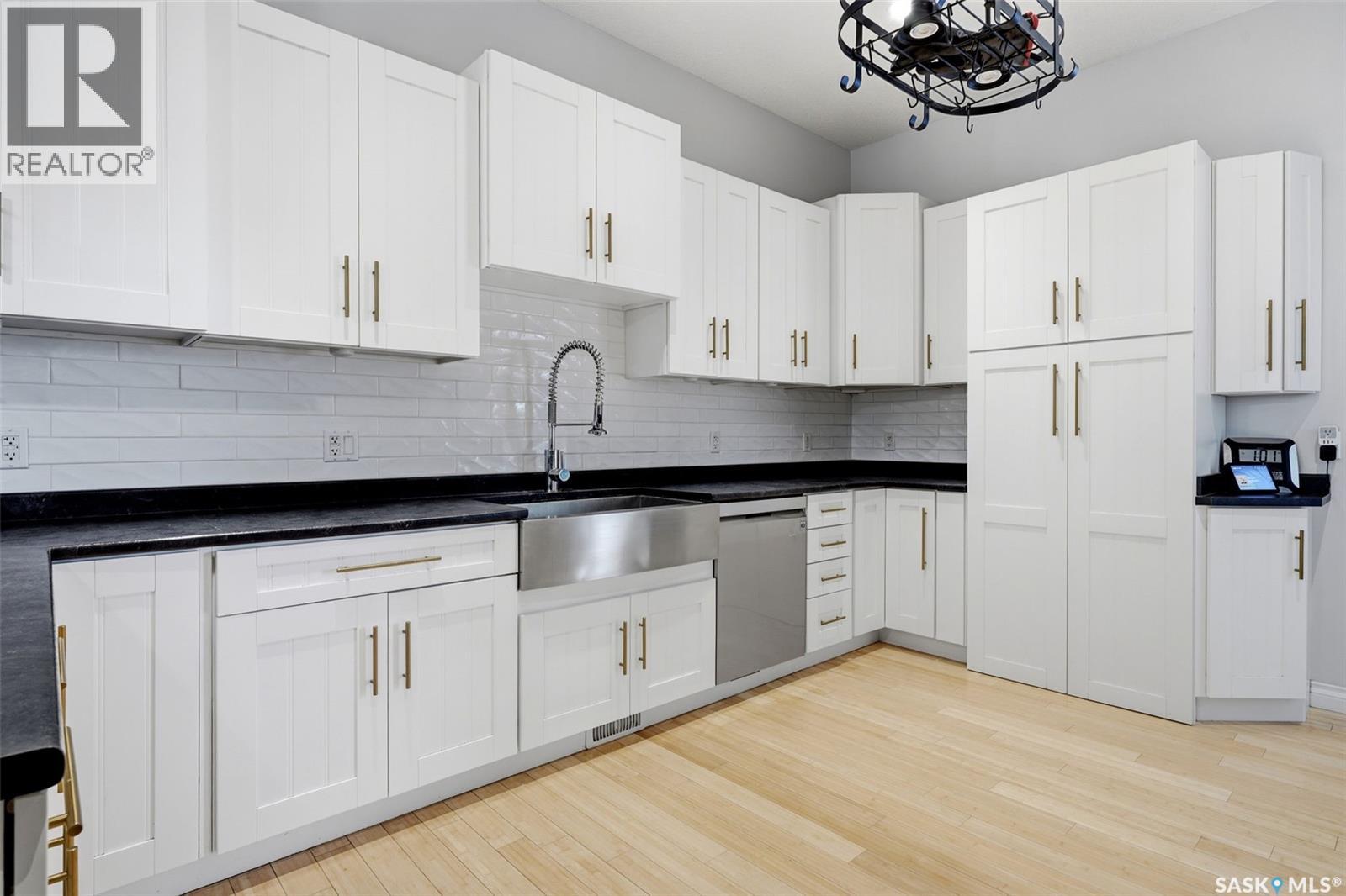 1011 Otterloo STREET - 34