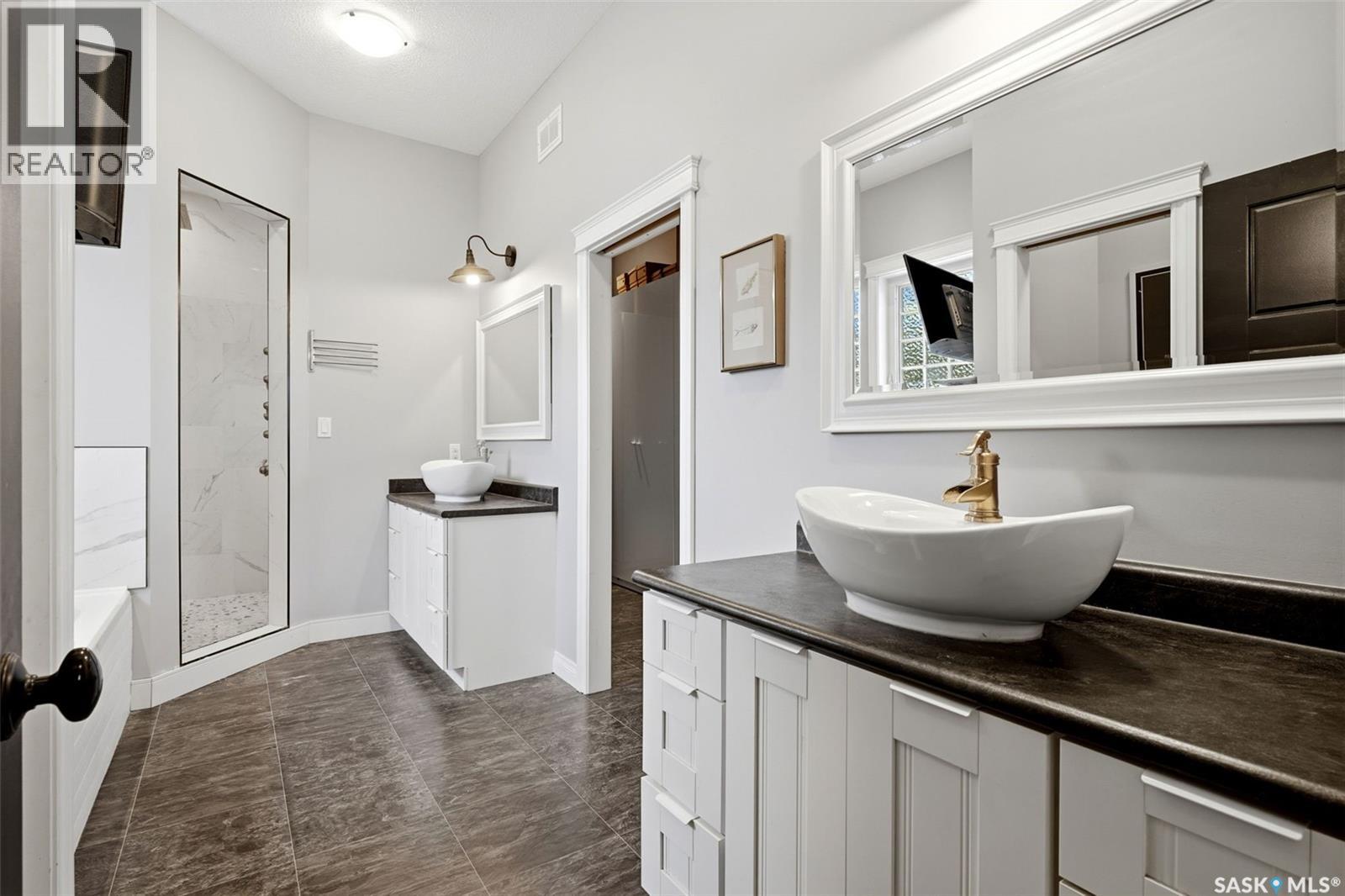 1011 Otterloo STREET - 44