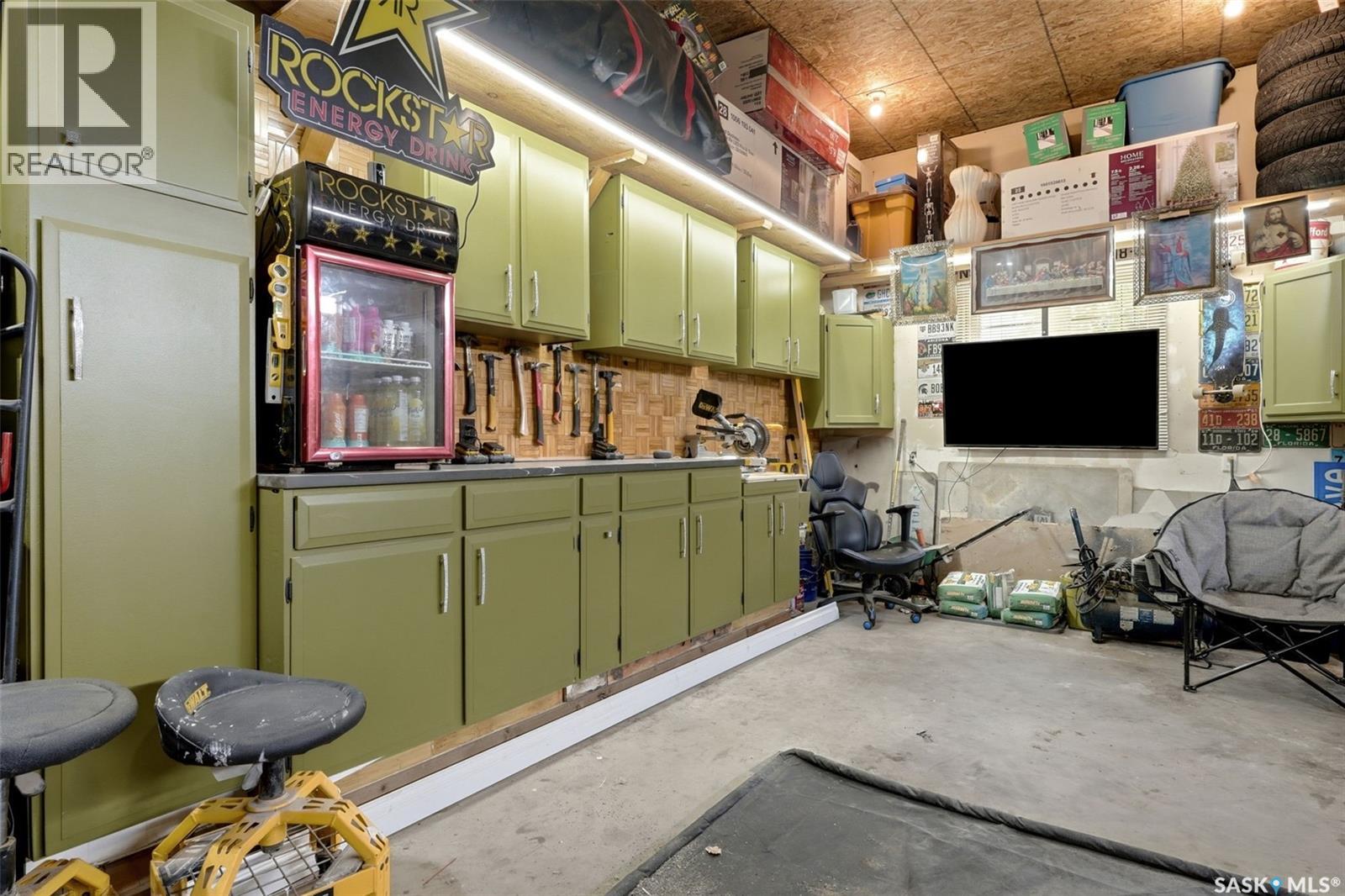 1011 Otterloo STREET - 79