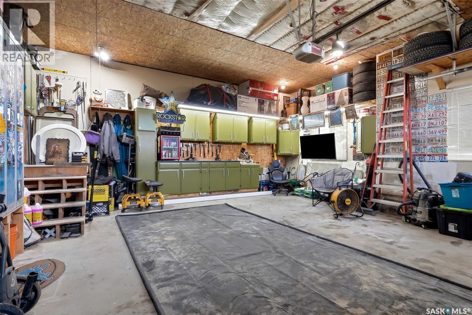 1011 Otterloo STREET - 78