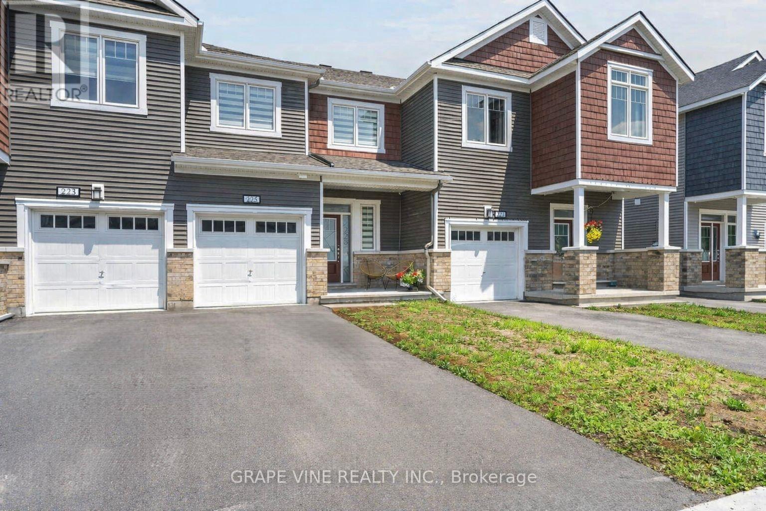225 BILLRIAN CRESCENT - 1
