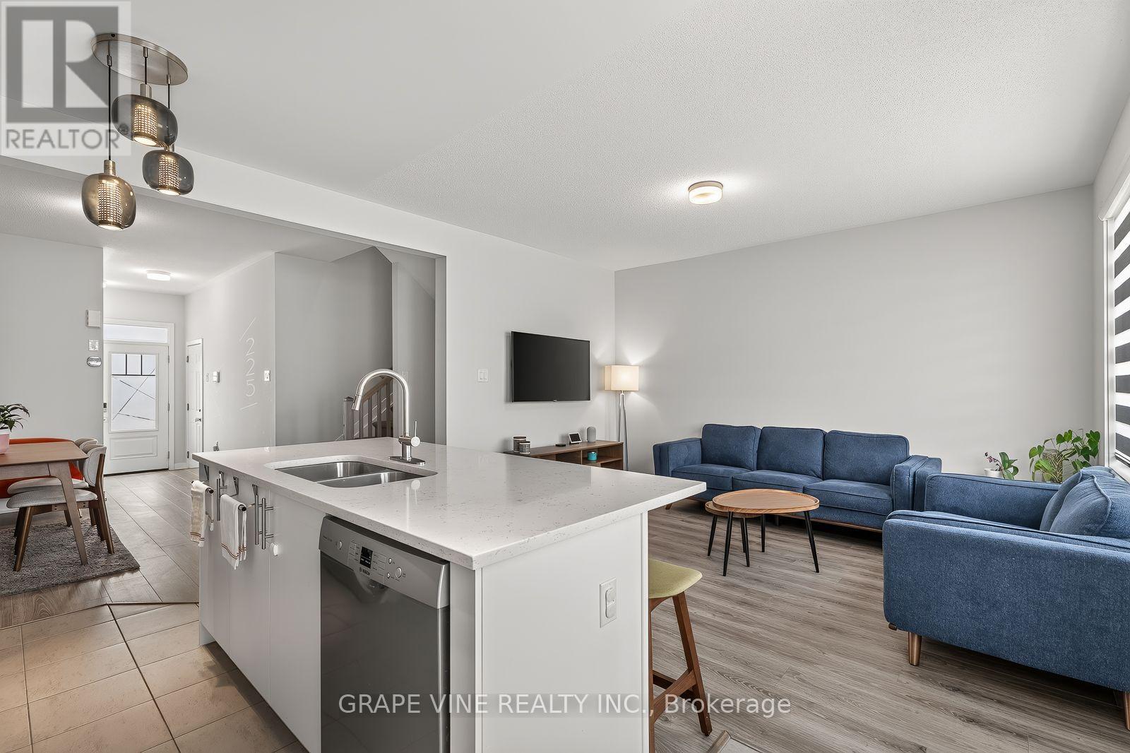 225 BILLRIAN CRESCENT - 13