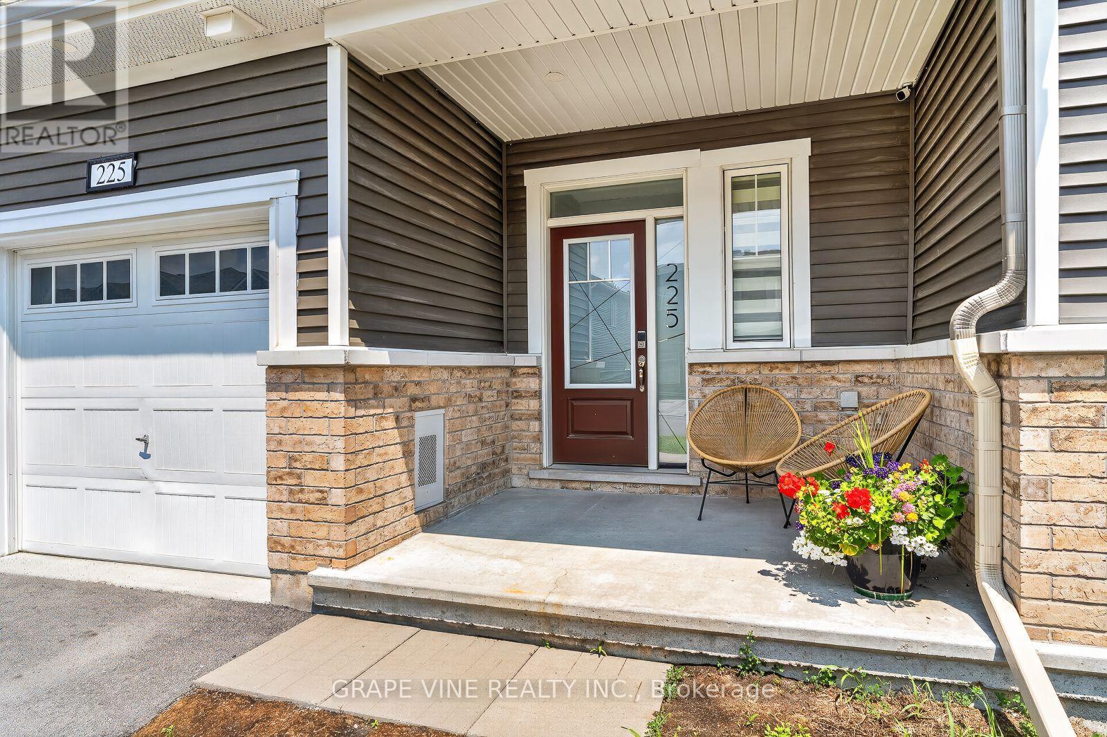 225 BILLRIAN CRESCENT - 2