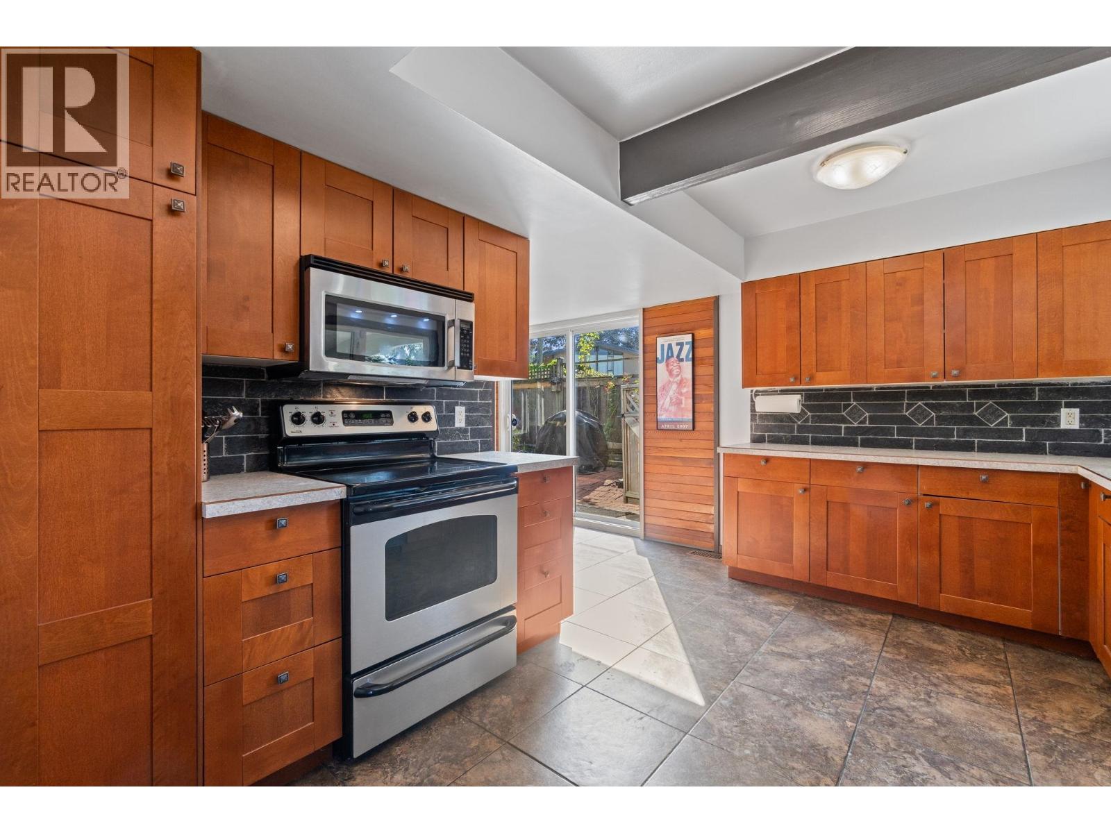 442 MONTERAY AVENUE, North Vancouver