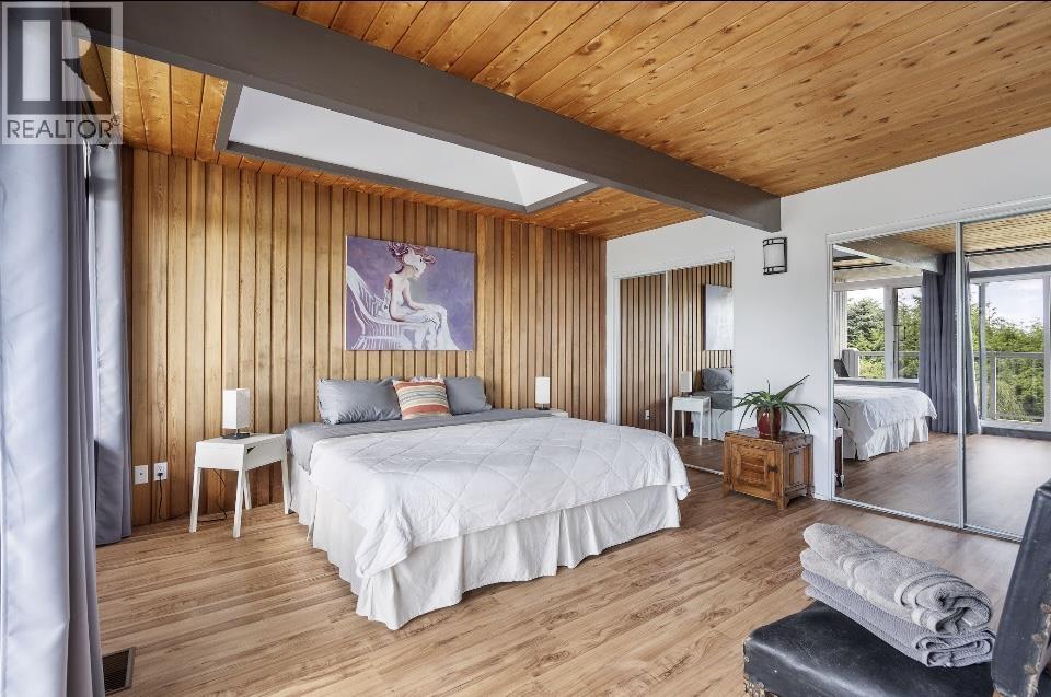 442 MONTERAY AVENUE, North Vancouver