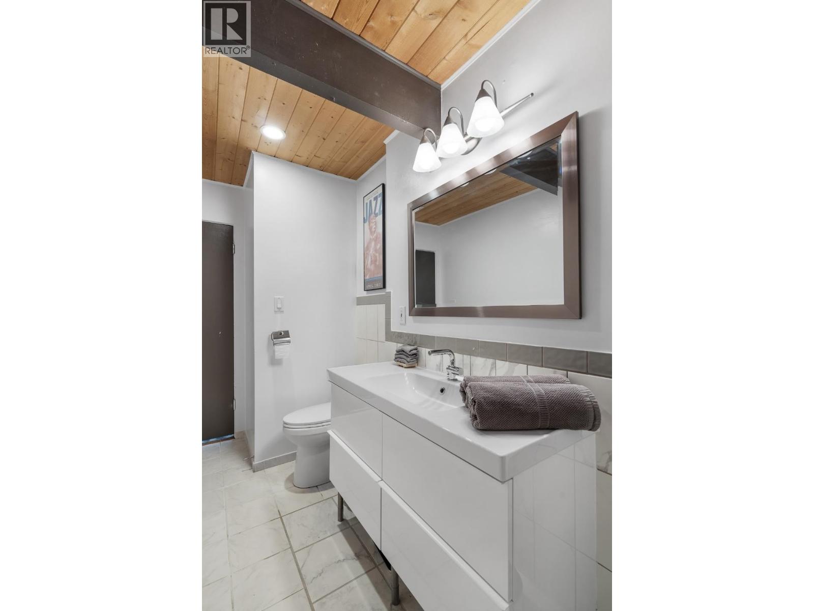 442 MONTERAY AVENUE, North Vancouver