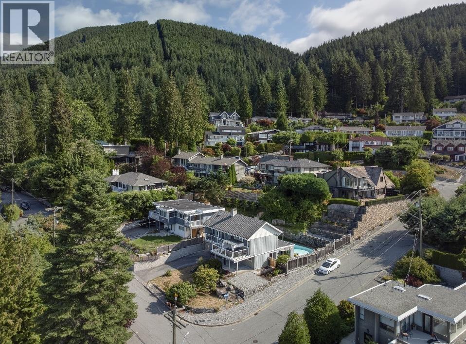 442 MONTERAY AVENUE, North Vancouver